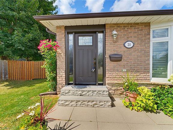 3rd image of 20 Clover Ct