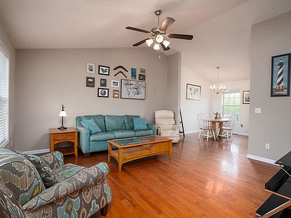 3rd image of 1402 Meadow Creek Ln