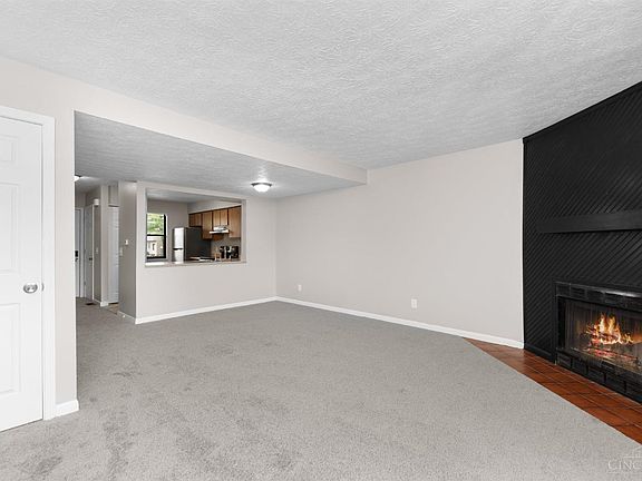 4th image of 200 Oak Creek Ct #9