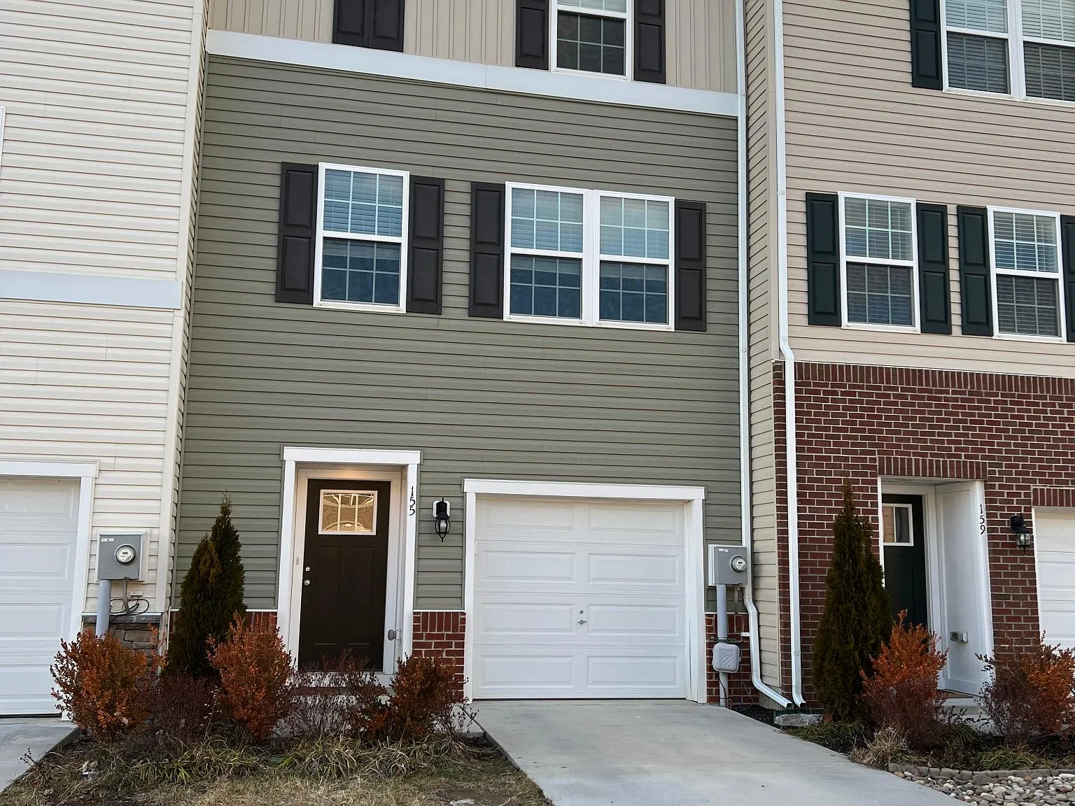 3 bed, 2.5 bath, 1880 sqft, $1,950 — Photo 1