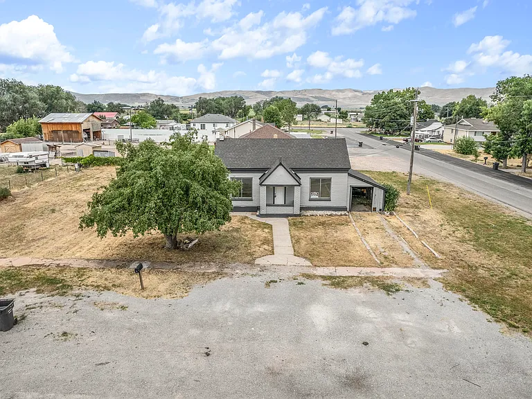 697 N 200 W — Photo 33