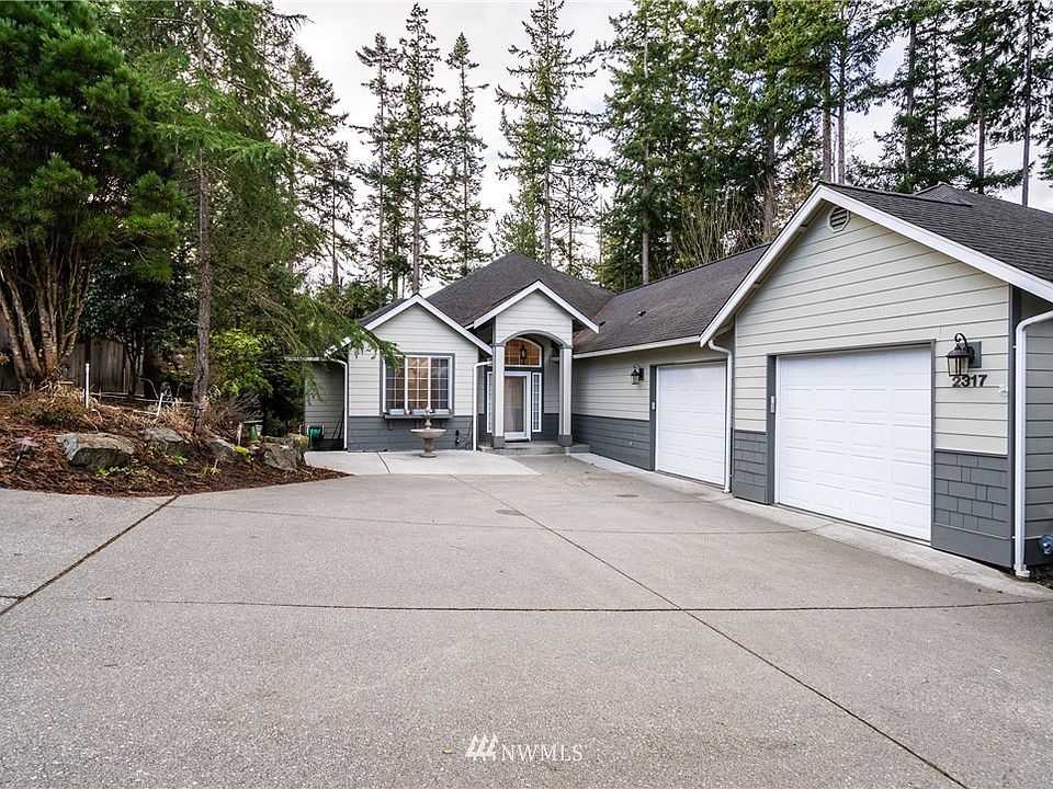 Looking South - Large driveway - Outdoor sprinkler system -