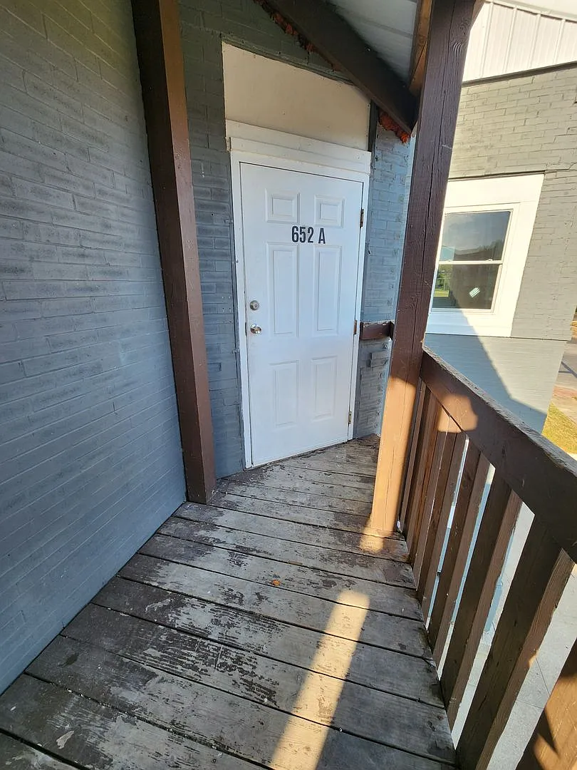652 S Jefferson Ave — Photo 2