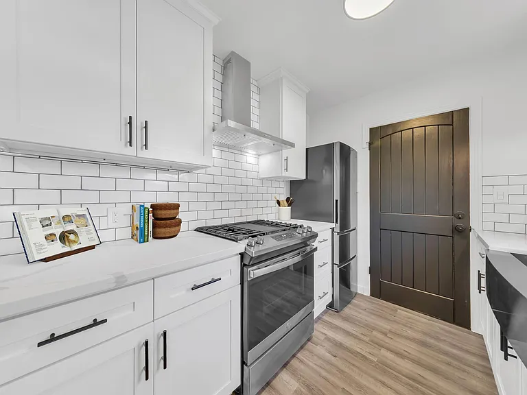 5-burner gas range with chimney, ventilation hood.