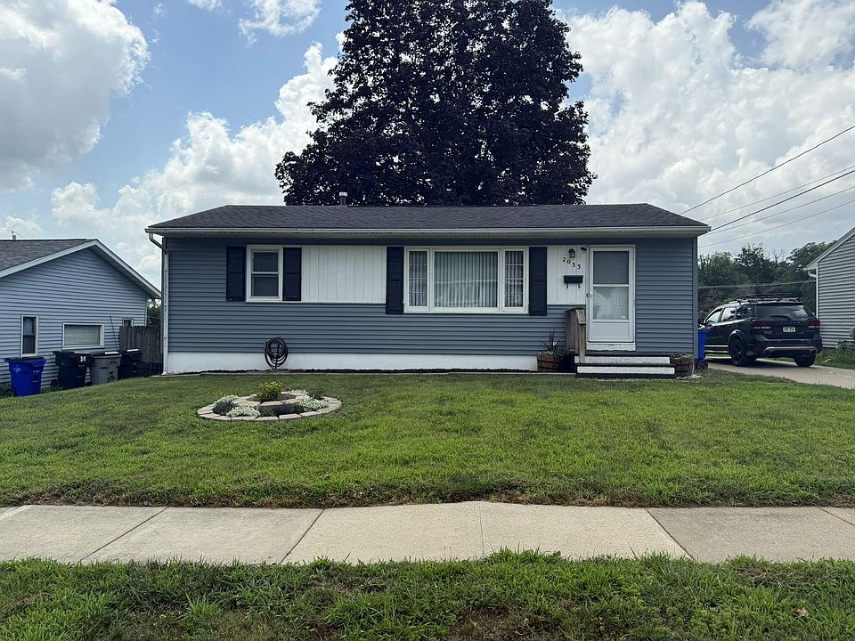1st image of 2033 Sharwood Dr NE