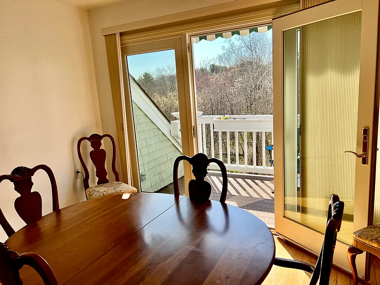 Dining Room (11' x 9') with view onto balcony