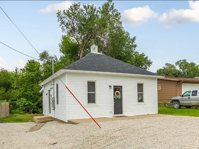 104 E Florence St — Photo 3