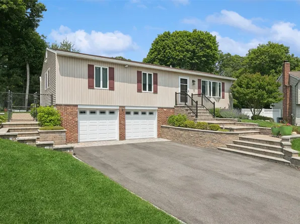 6 Stardom Court, Saint James, NY 11780