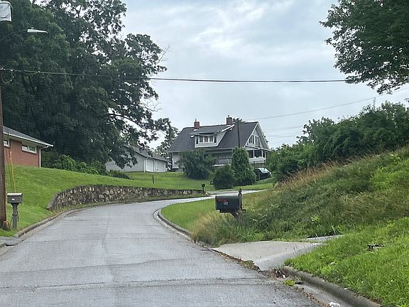 5th image of 302 Spring St