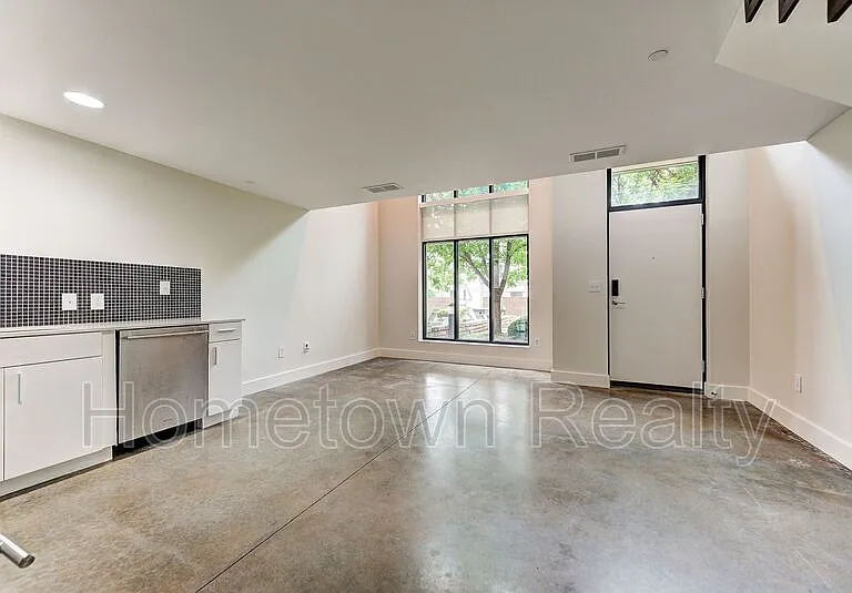 301 NE 4th St #2 — Photo 10