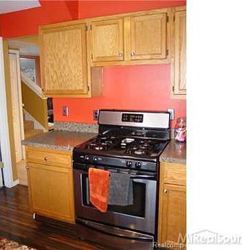 3rd image of 27082 Dartmouth St