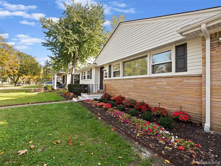 2046 Yorkshire Rd — Photo 33