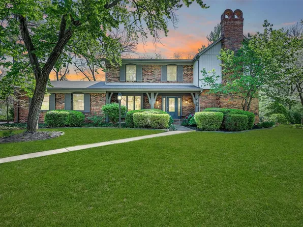 2106 Crystal Dr, Saint Louis, MO 63131