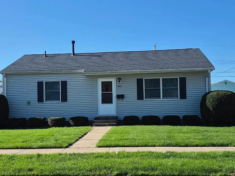 924 Clinton Ave — Photo 1