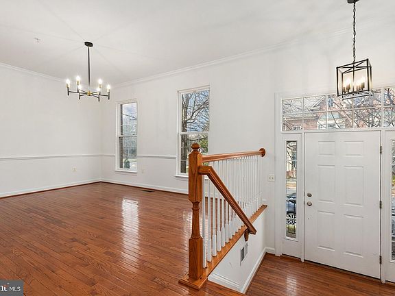 5th image of 560 Longhorn Cres