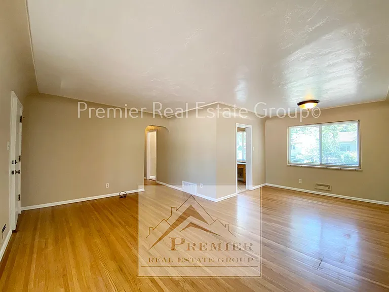 325 W Ramona Ave — Photo 4