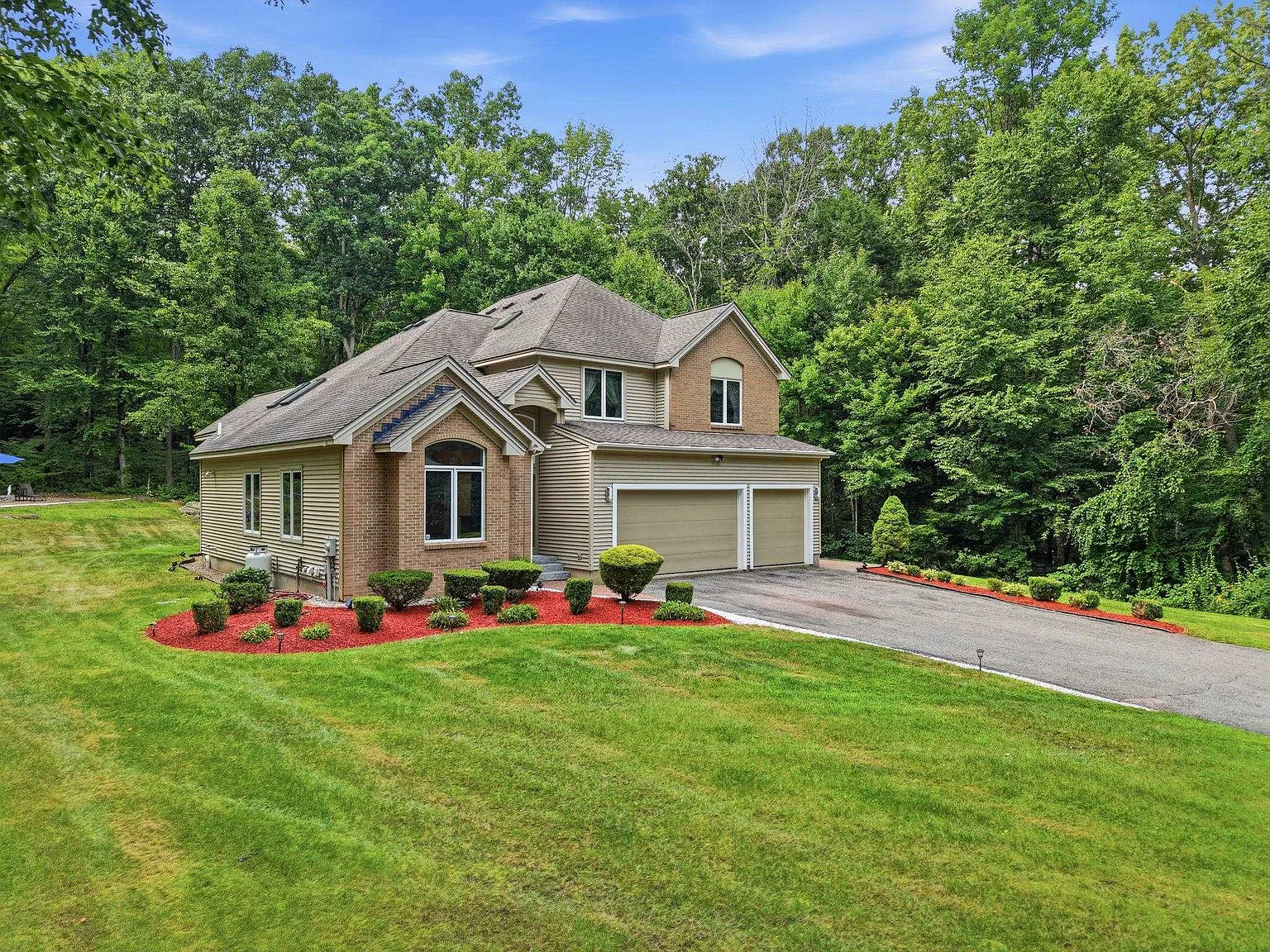 6 bed, 3.5 bath, 4846 sqft, $5,500 — Photo 3
