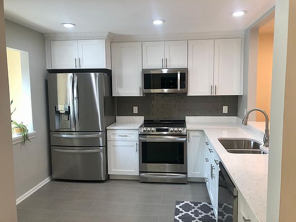 5th image of 7 Luxberry Ct