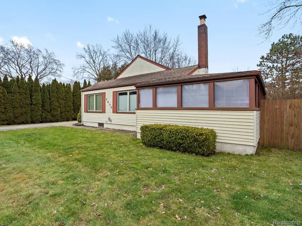 2030 Orpington Dr, Troy, MI 48083
