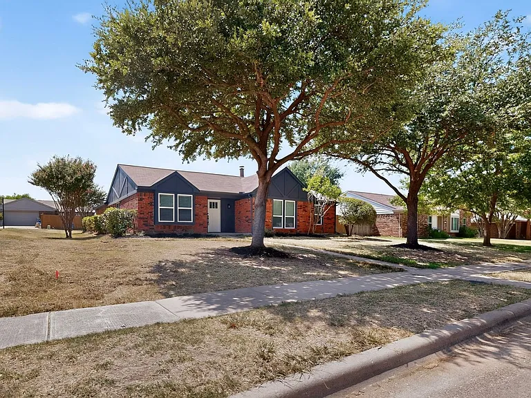 215 Aspenway Dr — Photo 4