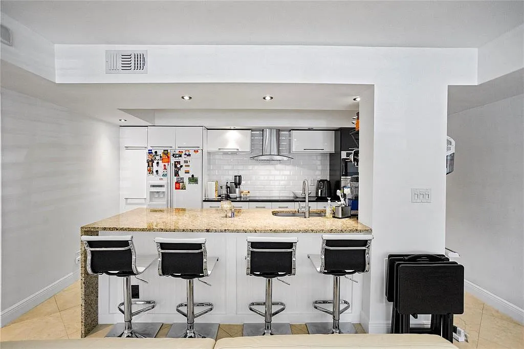 2 bed, 2.0 bath, 1040 sqft, $3,200 — Photo 4