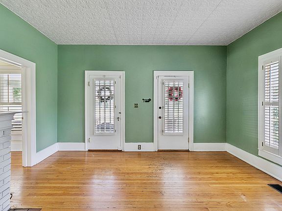 4th image of 2400 S Park Ave