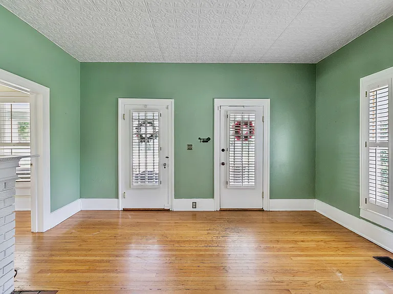 2400 S Park Ave — Photo 4