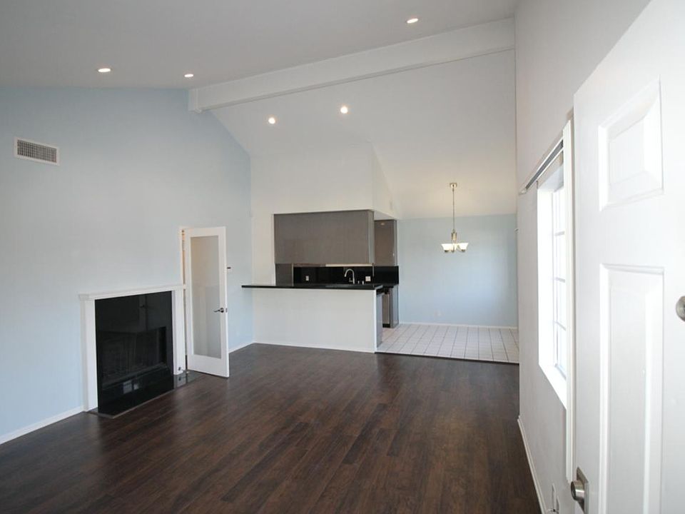 1st image of 4064 La Salle Ave APT 2