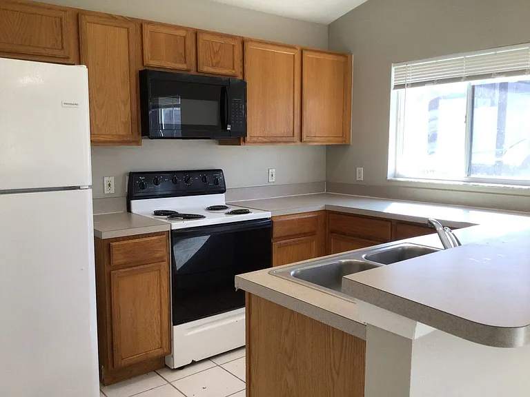 509 Hillcrest Dr — Photo 4