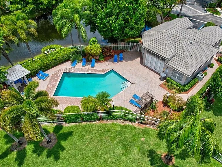8171 Hampton Wood Dr — Photo 40