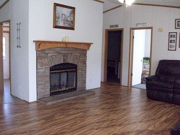 3rd image of 694 Potter Rd