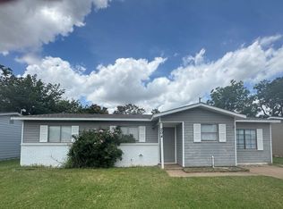 204 W Garden Dr, Iowa Park, TX 76367