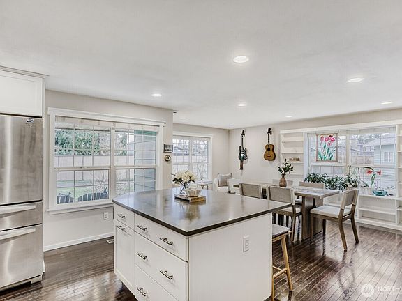 5th image of 8106 55th Avenue NE