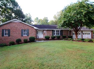 5601 Fallingbrooks Dr, Greensboro, NC 27407