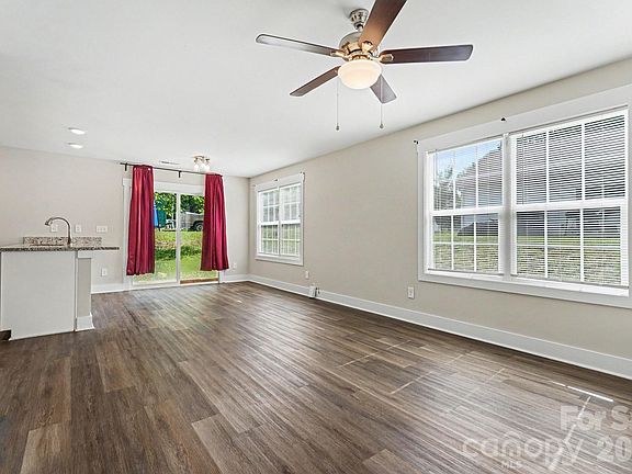 3rd image of 1050 Rush St