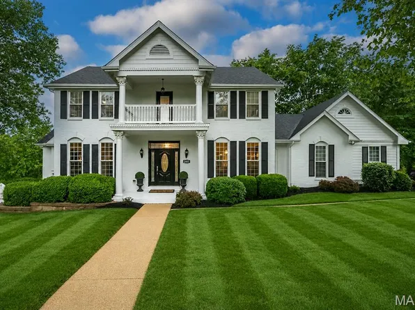2437 Powders Mill Dr, Chesterfield, MO 63005