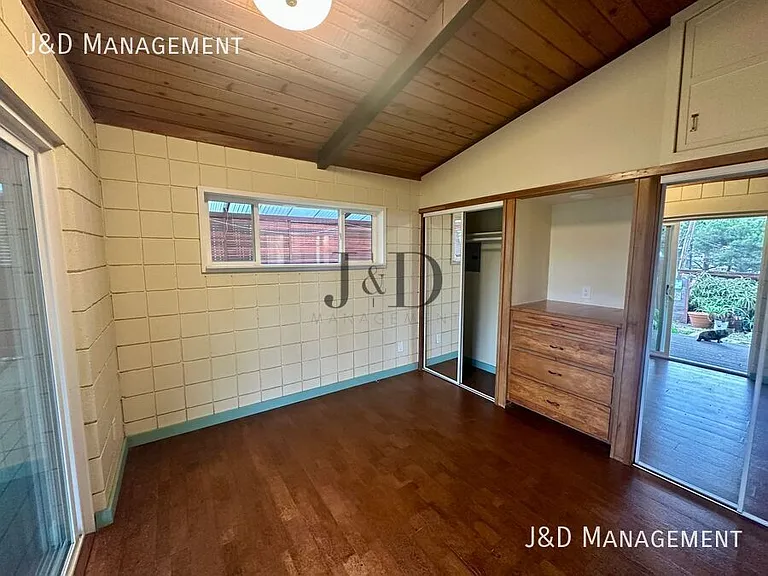 2031 Crest Dr — Photo 13