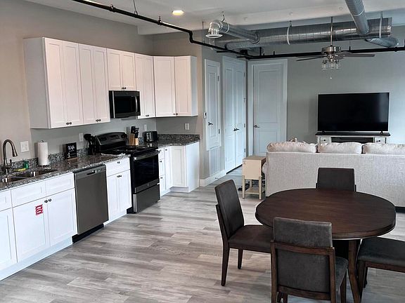 4th image of 902 Howard Ave #13