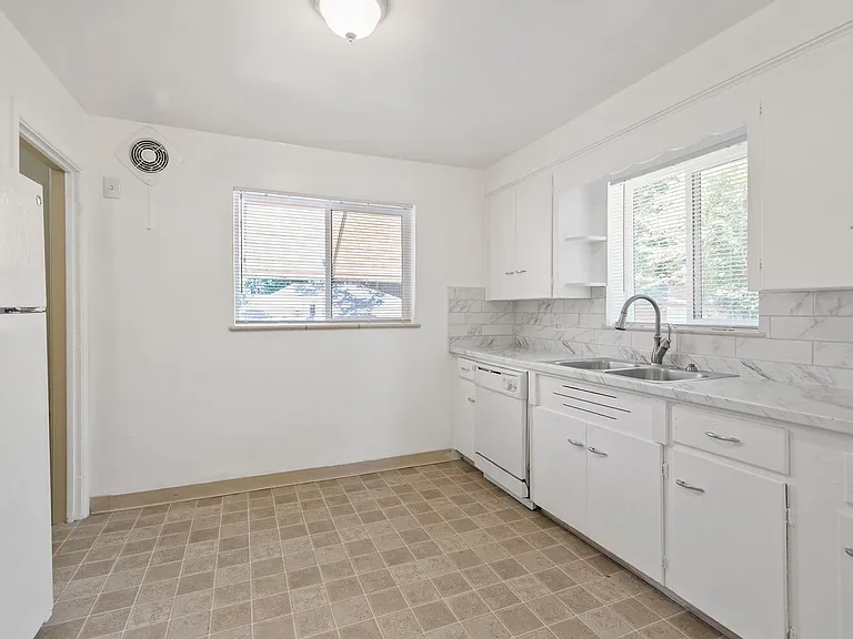 2630 S York St — Photo 7