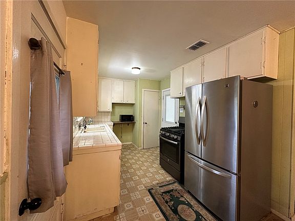 3rd image of 332 Woodlawn St
