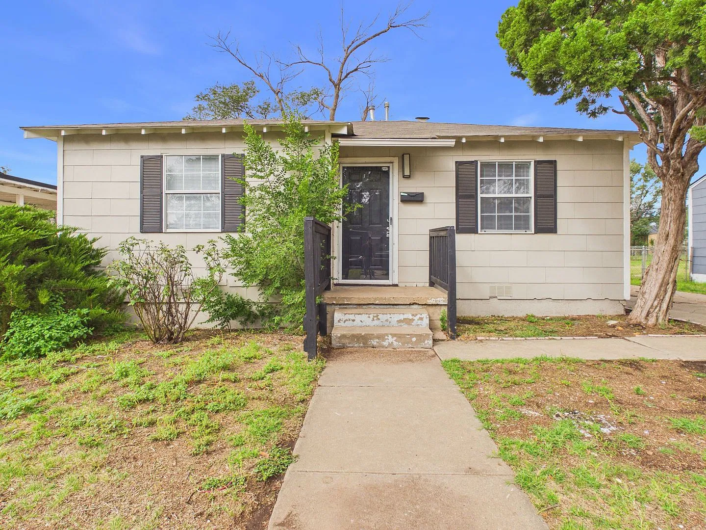 Welcome to 4646 Bowie! Make this beautiful updated house your new home. — Photo 1