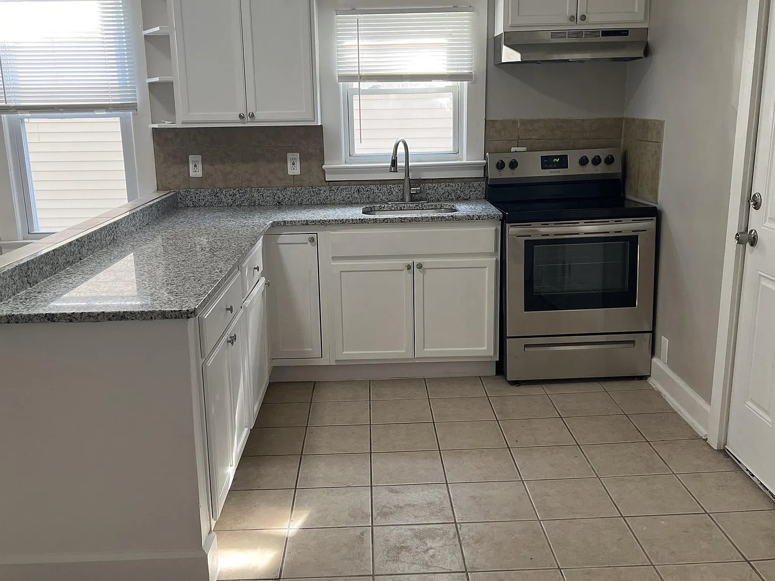 3 bed, 1.0 bath, 1756 sqft, $1,365 — Photo 3