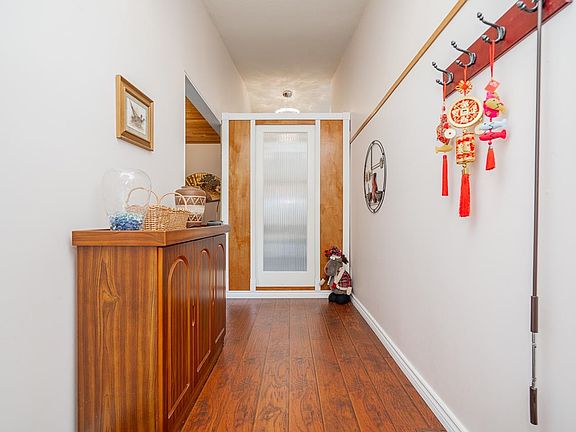 4th image of 10764 Fraserglen Dr