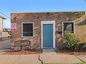 211 W F St, La Porte, TX