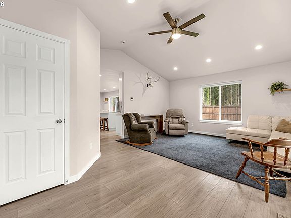 5th image of 211 W Oak St
