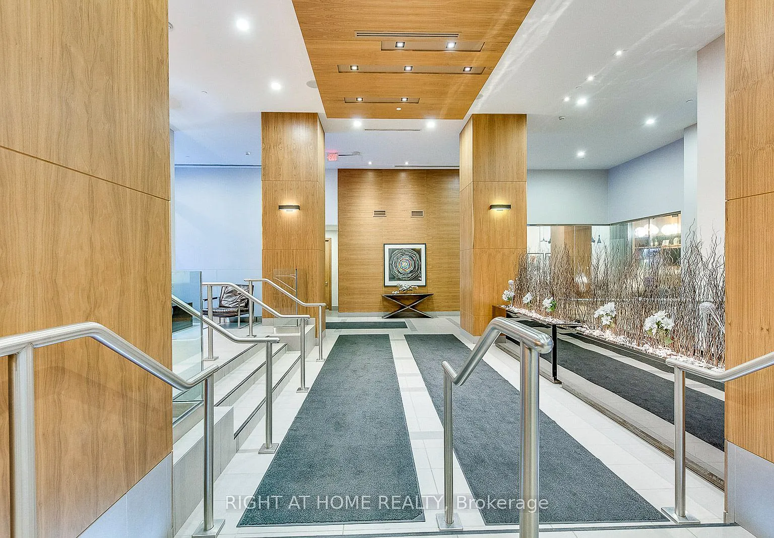 295 Adelaide St W — Photo 4