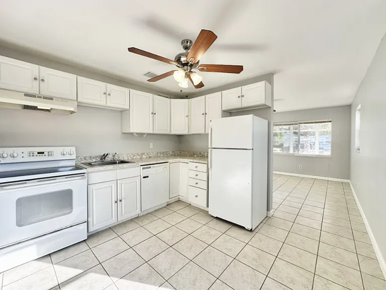 5566 Kelly Dr N — Photo 8