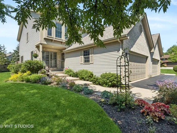 772 Woodmar Ln, Crystal Lake, IL 60014