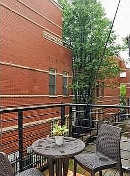 4th image of 2210 W Wabansia Ave APT 209