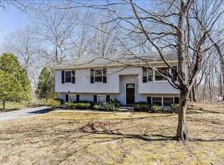35 Webb Dr, Uncasville, CT 06382